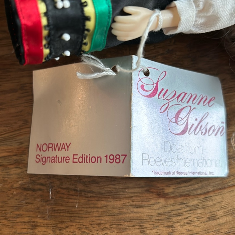 Authentic Suzanne Gibson Norway Doll, 1987 - Picture 10 of 11